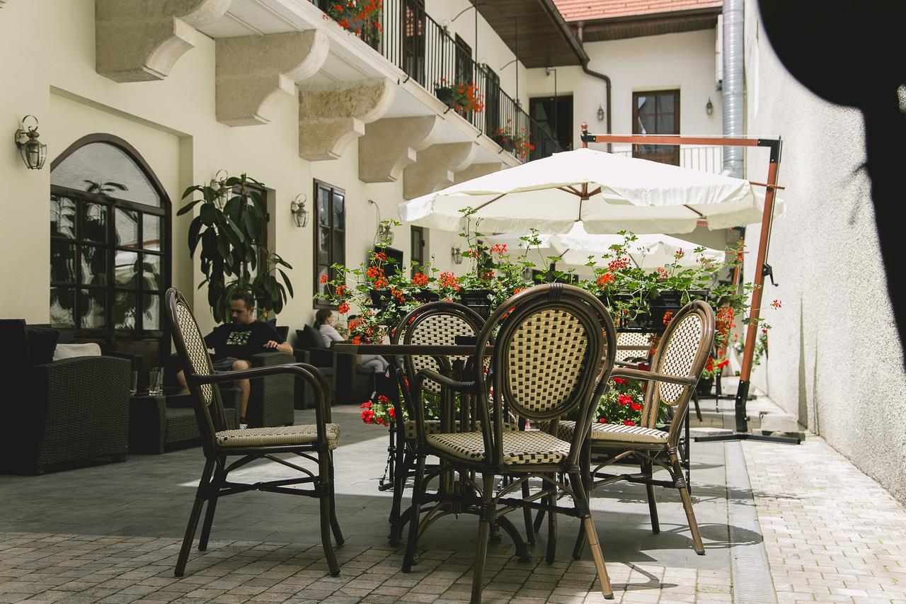 Le Petit Paris Hotel Cluj-Napoca Exterior foto