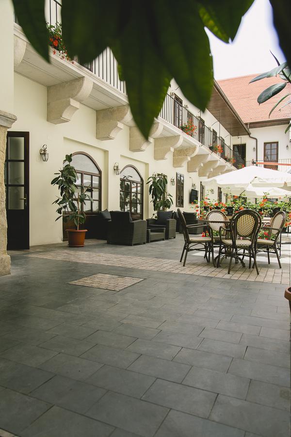 Le Petit Paris Hotel Cluj-Napoca Exterior foto